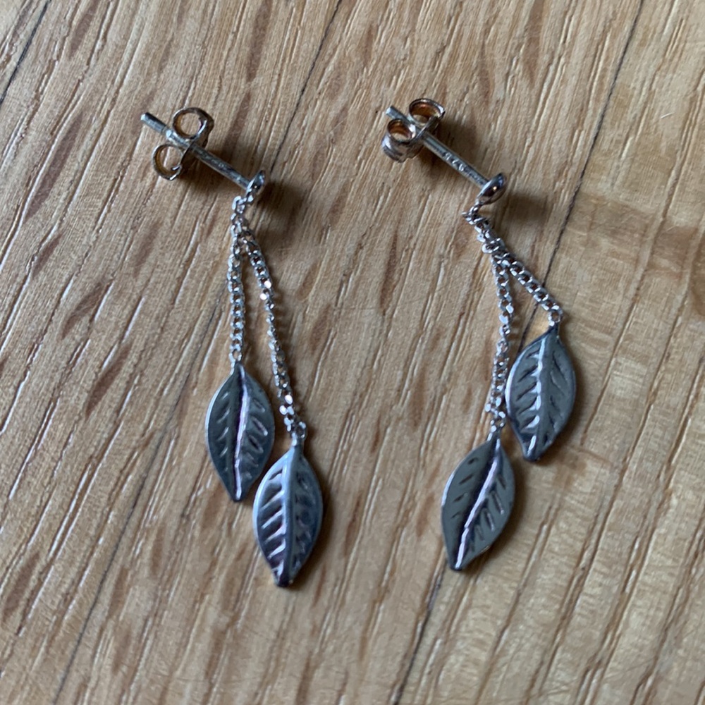 Sterling silver dangling leaf earrings - Picture 2 of 3